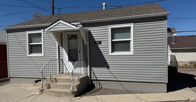 Building Photo - 328 H St Unit Back House