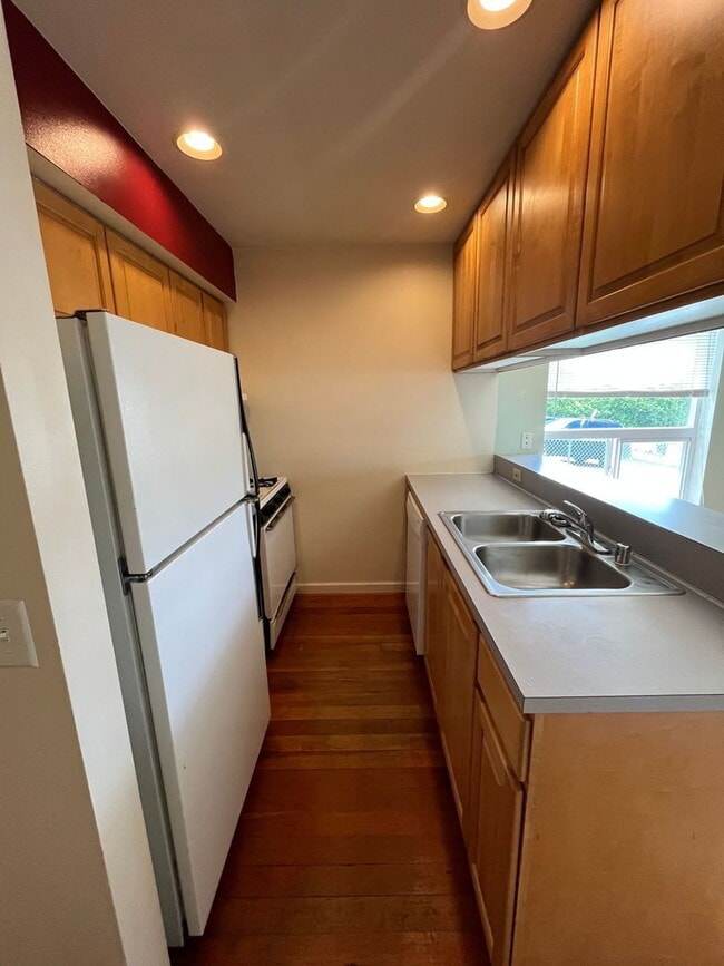 Photo - 3-Bedroom Townhome Minutes from Barkley Village, I-5 and Whole Foods