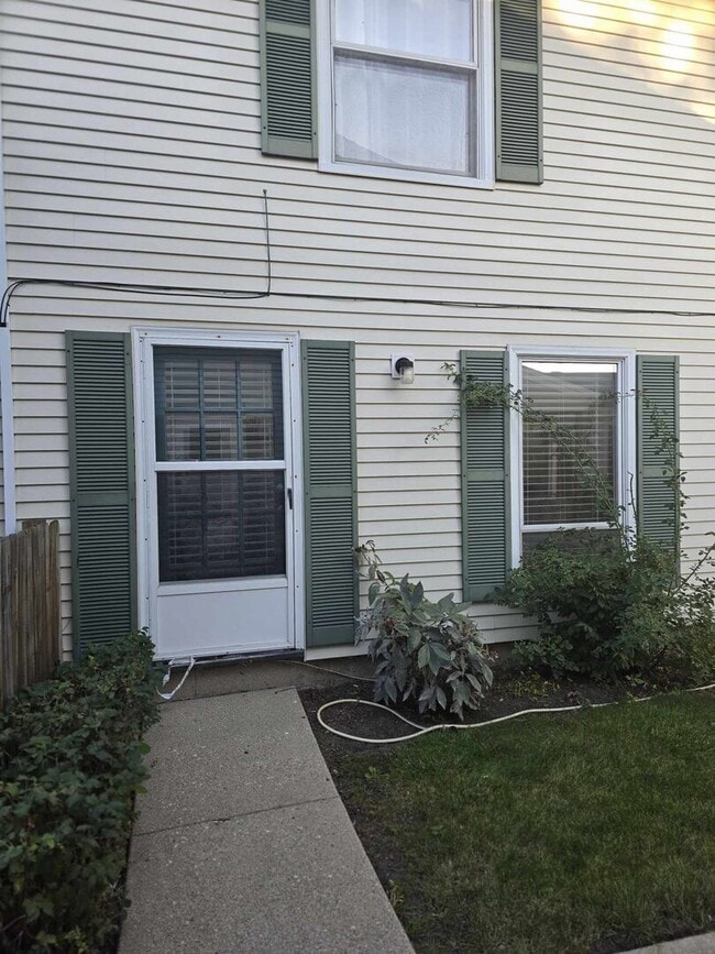 Photo - 877 Wellington Ave