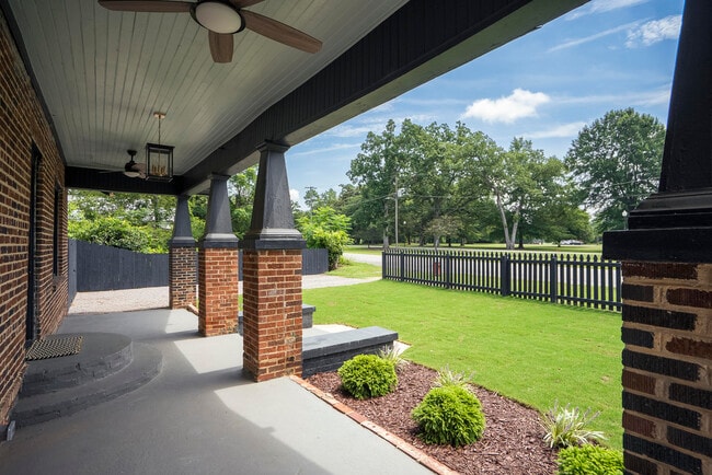 Photo - 227 Kershaw St NE