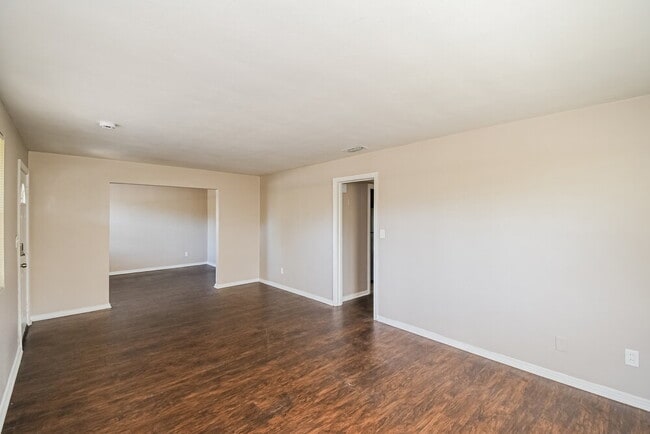 Photo - 908 Deerwood Cir S