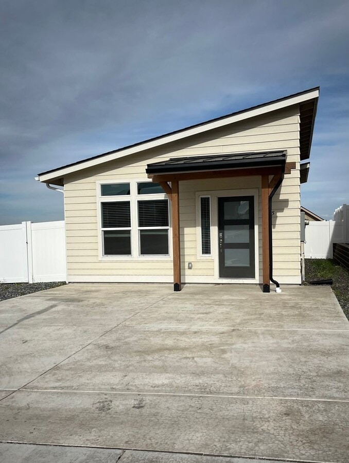Single Level Home in New SunRidge Community - Single Level Home in New SunRidge Community