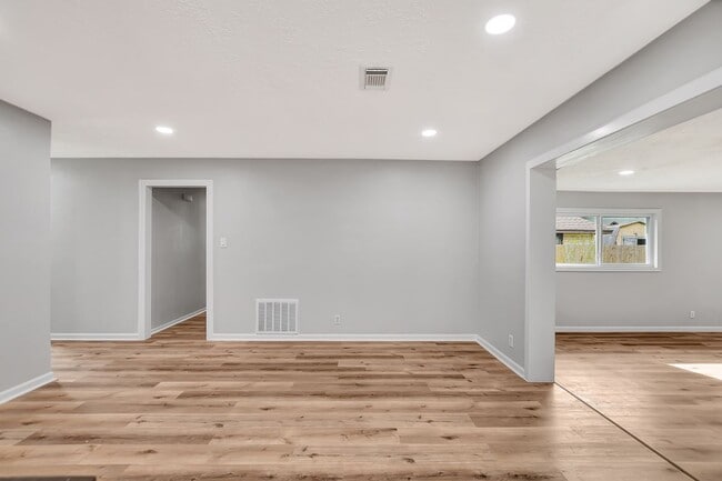 Photo - 704 Teabury St