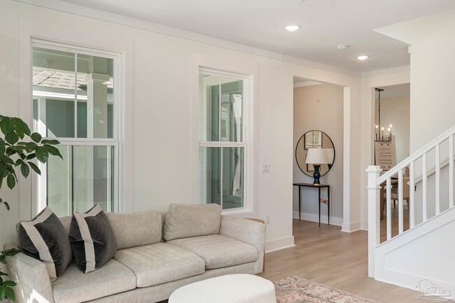 Photo - 1530 W Romana St