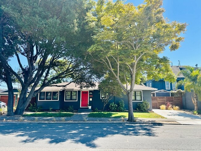 Building Photo - Beautiful Remodeled 2bd Home w/Laundry, Pr...