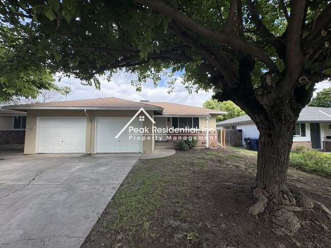 Building Photo - Updated 2bd/1ba Sacramento Duplex