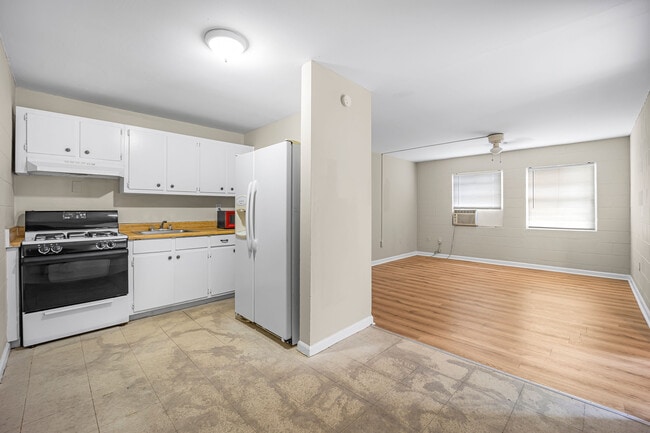 Photo - Palm Court Apartments