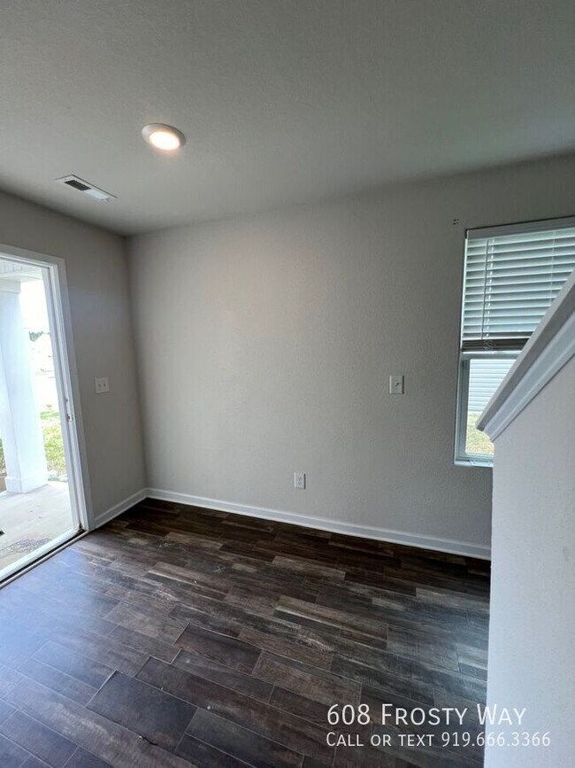 Photo - 608 Frosty Way