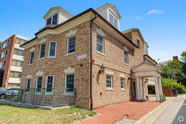 Building Photo - 727 South Forest Avenue Rental