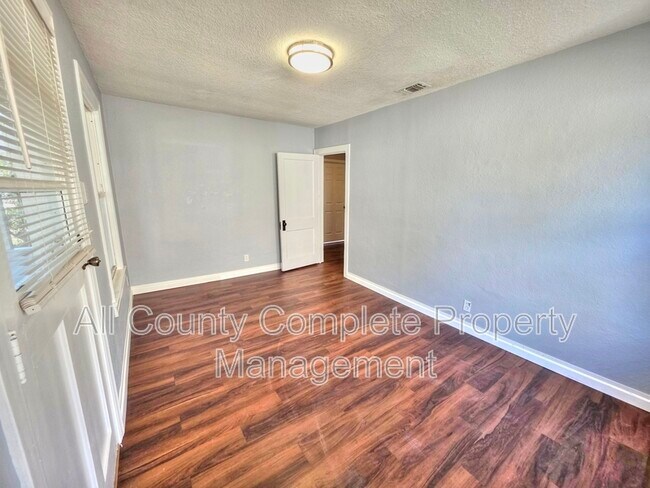 Photo - 616 Woodbine St