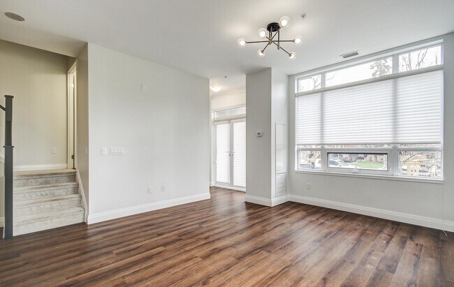 Photo - 77 Keewatin Ave