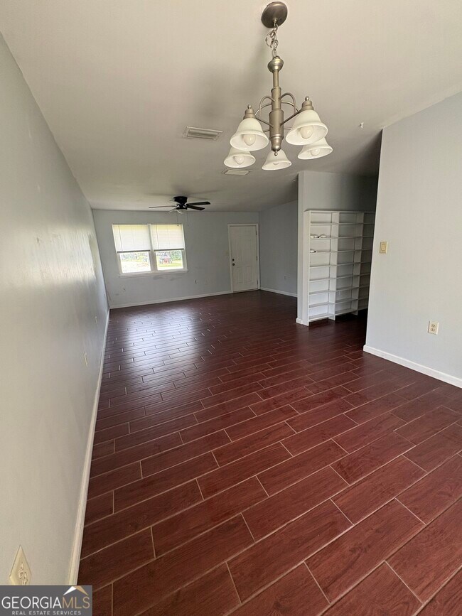 Photo - 542 Chateau Cir