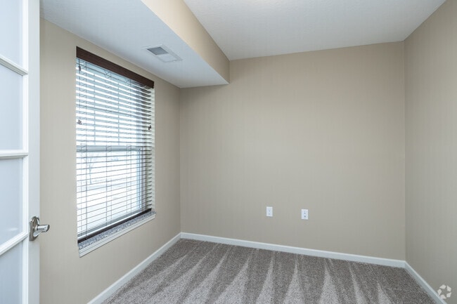 1BR, 1BA + Den - 852SF - Den
