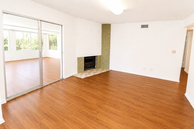 Photo - Large 6 Bedroom - Huge Yard - Students Welcome
