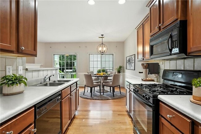 Photo - 2263 Leicester Way SE