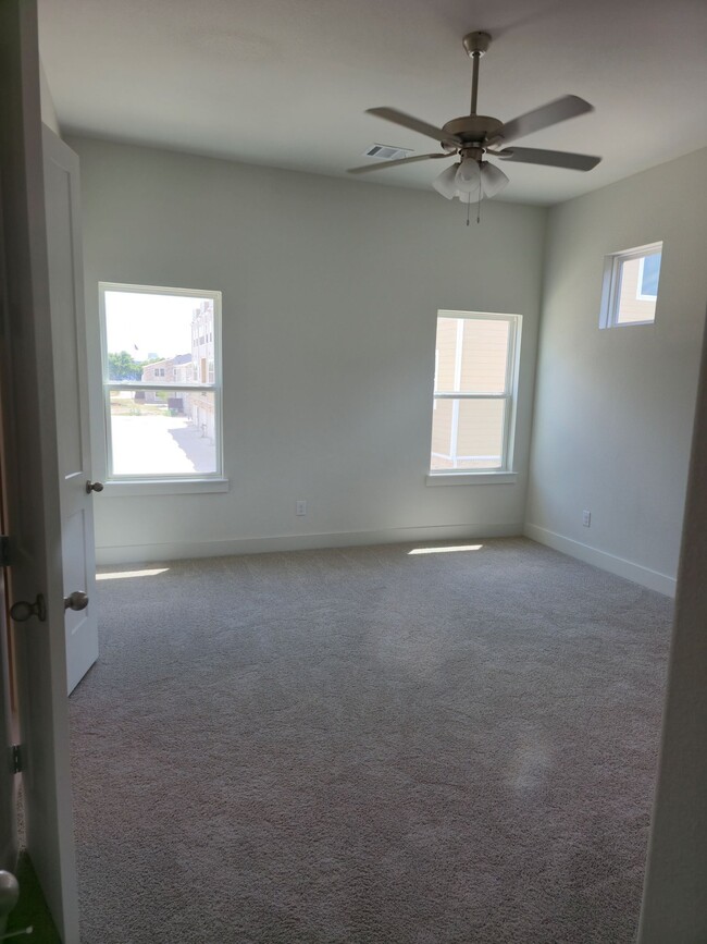 Building Photo - 808 Meadowcrest Dr
