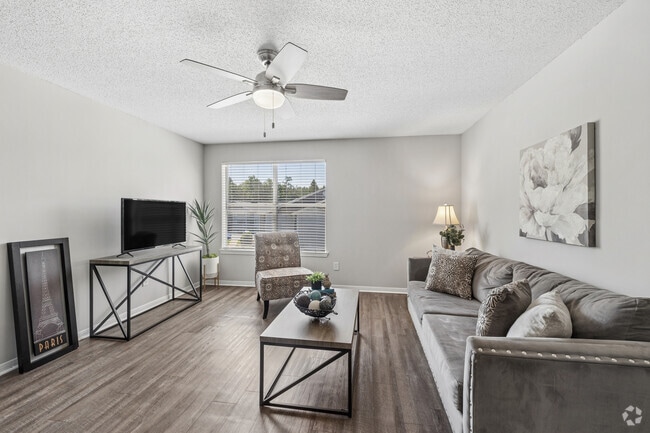 1BR, 1BA - 717SF - Living Room