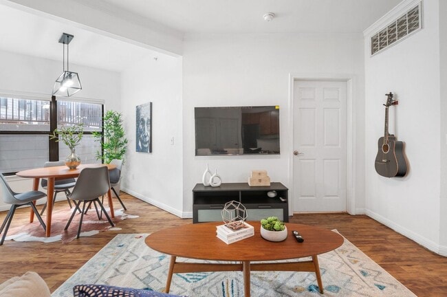 Photo - 2502 Leon St