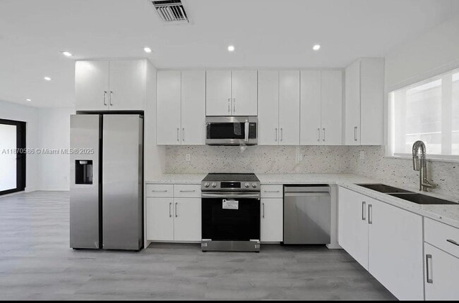 Building Photo - 1103 SW 12th St Unit 1103 Rental