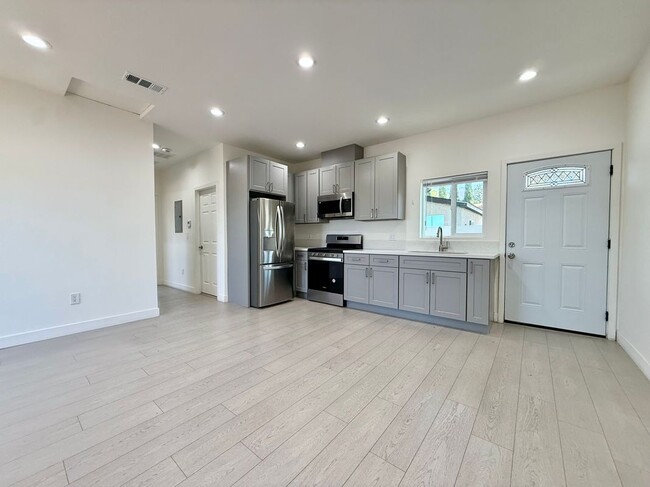 Photo - 10723 Rhodesia Ave