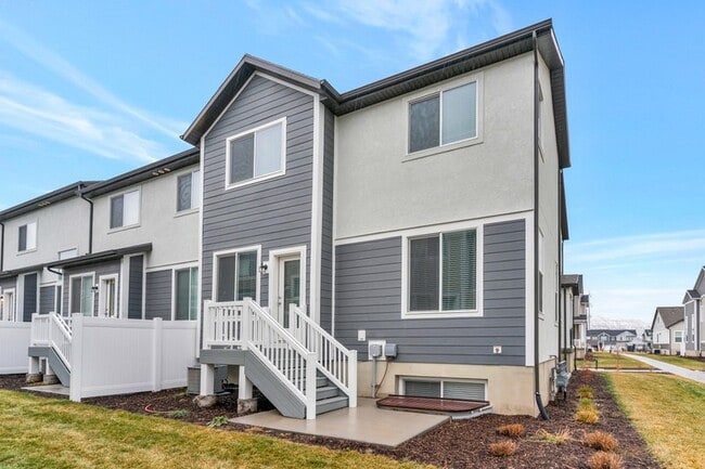 1613 N 3740 W