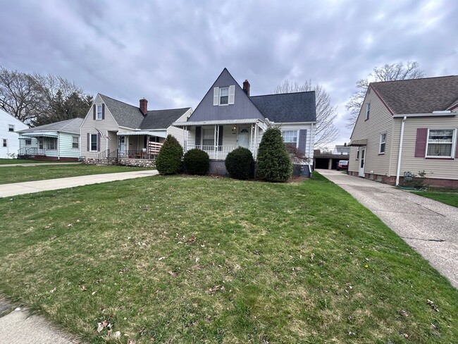 Building Photo - Updated single family house in Parma ( No Section 8)