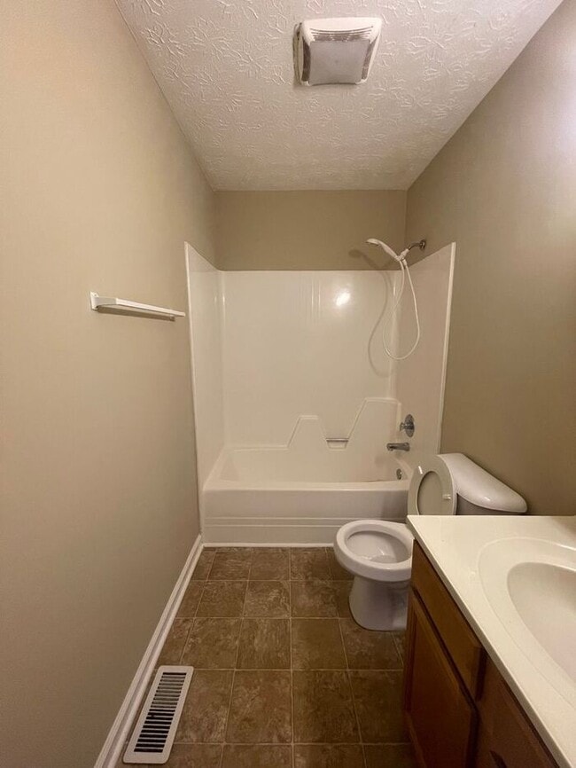 Photo - 3 bed, 2.5 bath, 2 car garage split foyer home in West Knoxville