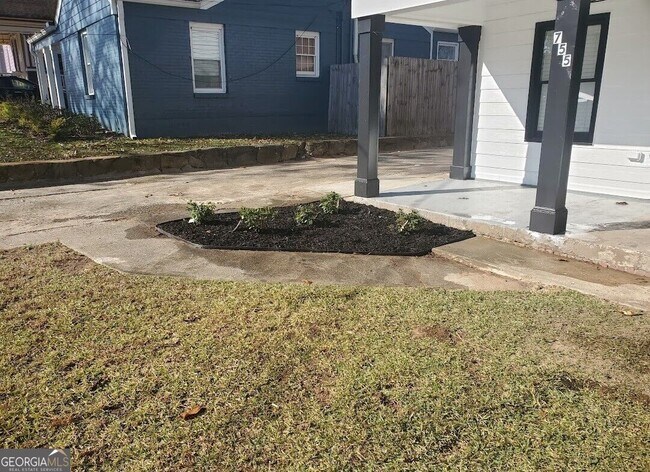 Photo - 755 Bonnie Brae Ave SW