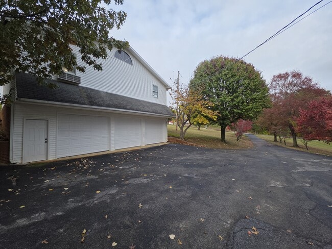 Building Photo - 105 Becky Dr