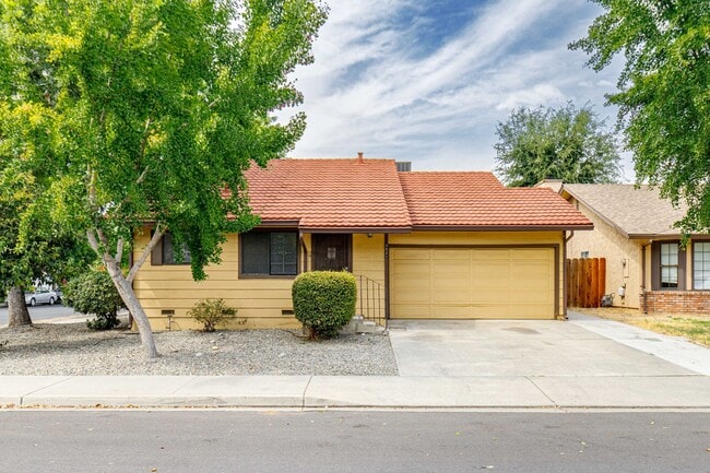 Building Photo - 3 bed 2 bath home for RENT in Modesto by Highway 99 and Costco!