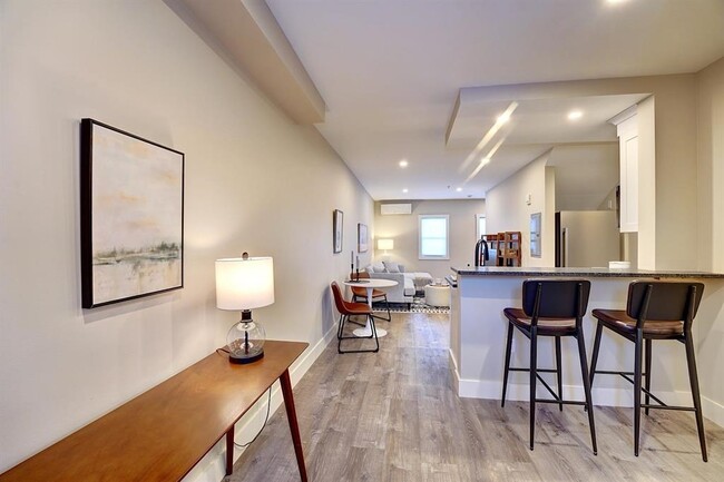 Photo - 621 Islington St Unidad C