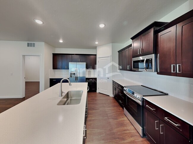 Photo - 1565 N Barkvine Ave