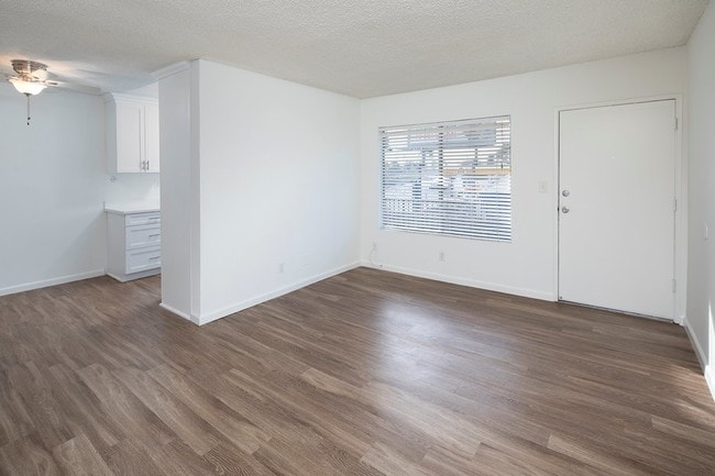 Building Photo - Beautiful & Spacious Top Floor Unit F