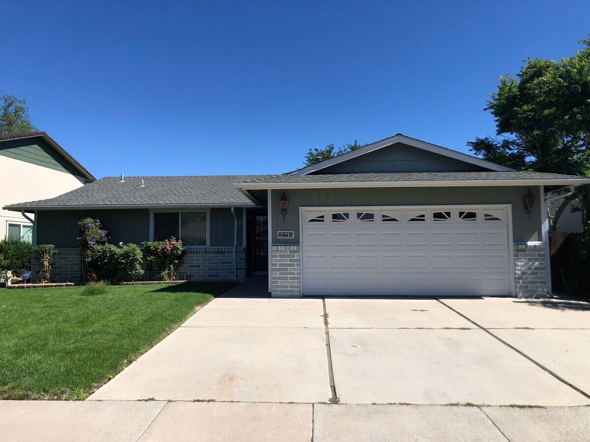 Charming Single Level house with 3 Bedroom 2 Bath in Sparks - Charming Single Level house with 3 Bedroom 2 Bath in Sparks