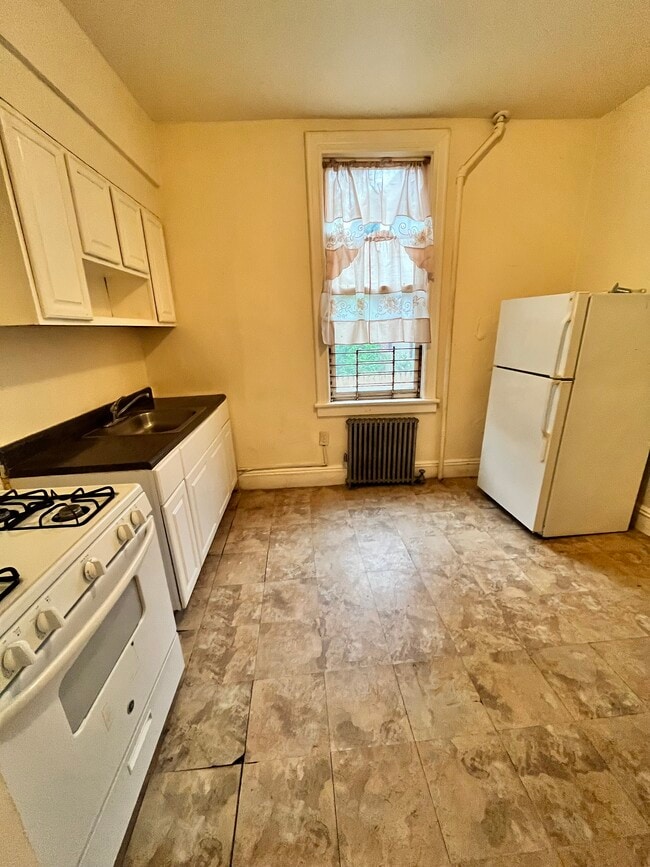 391 Forrest St 2 - 387 Forrest St Unit 2