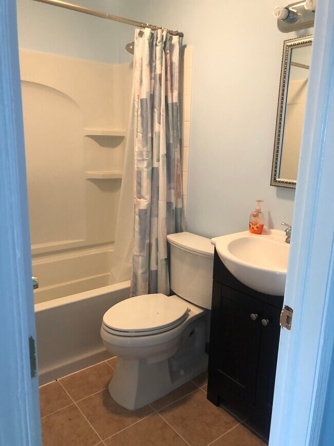 Photo - 4 Bedrooms 2&1/2 Bathrooms
