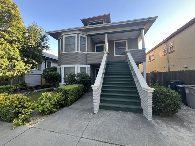Building Photo - SAC T-2612-2614 Unit 2612 Q St