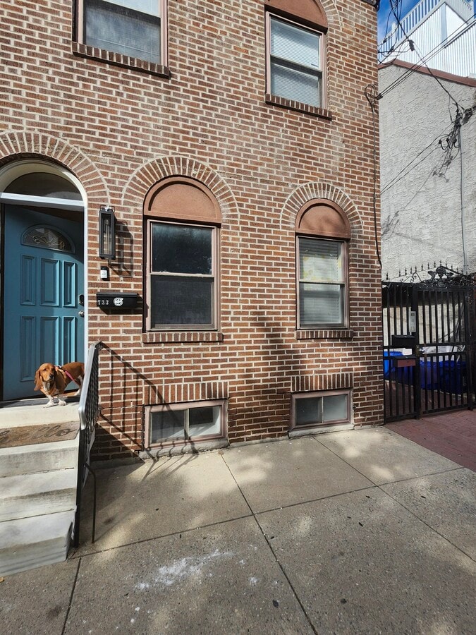 Photo - 733 Carpenter St