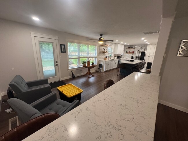 Photo - 303 E Broadmoor St