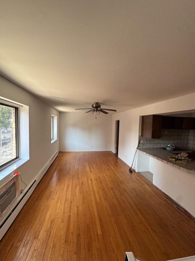 Building Photo - 6250 N Kenmore Ave Unit 411
