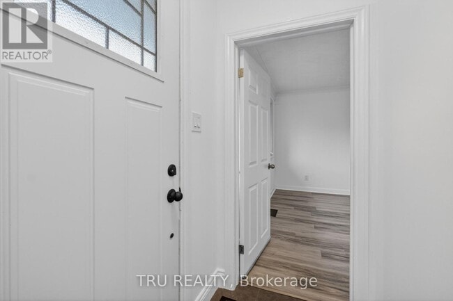 Photo - 1889 Russell Rd