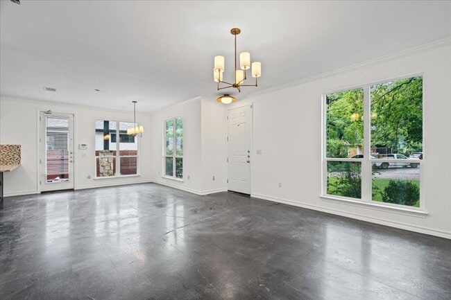 Photo - 2947 Moss St