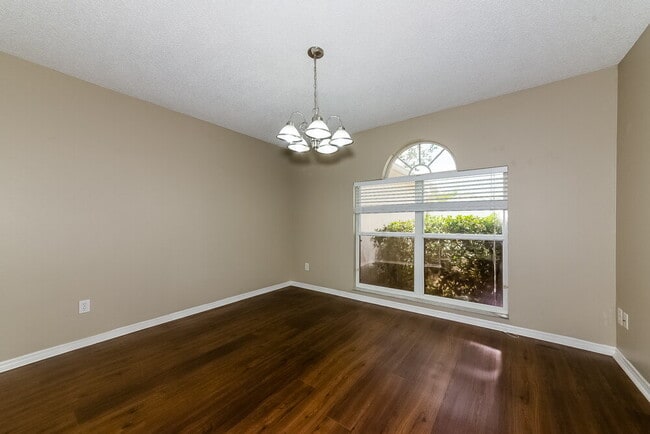 Photo - 301-112 112th St E