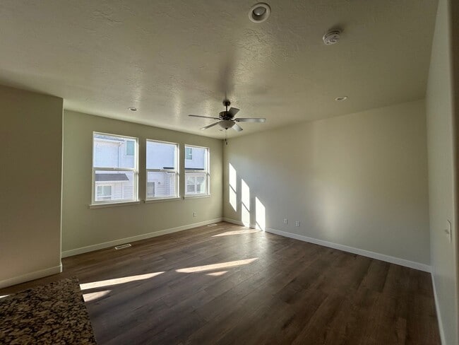 Photo - 3 Bedroom 2.5 Bathroom Townhome in Lehi!