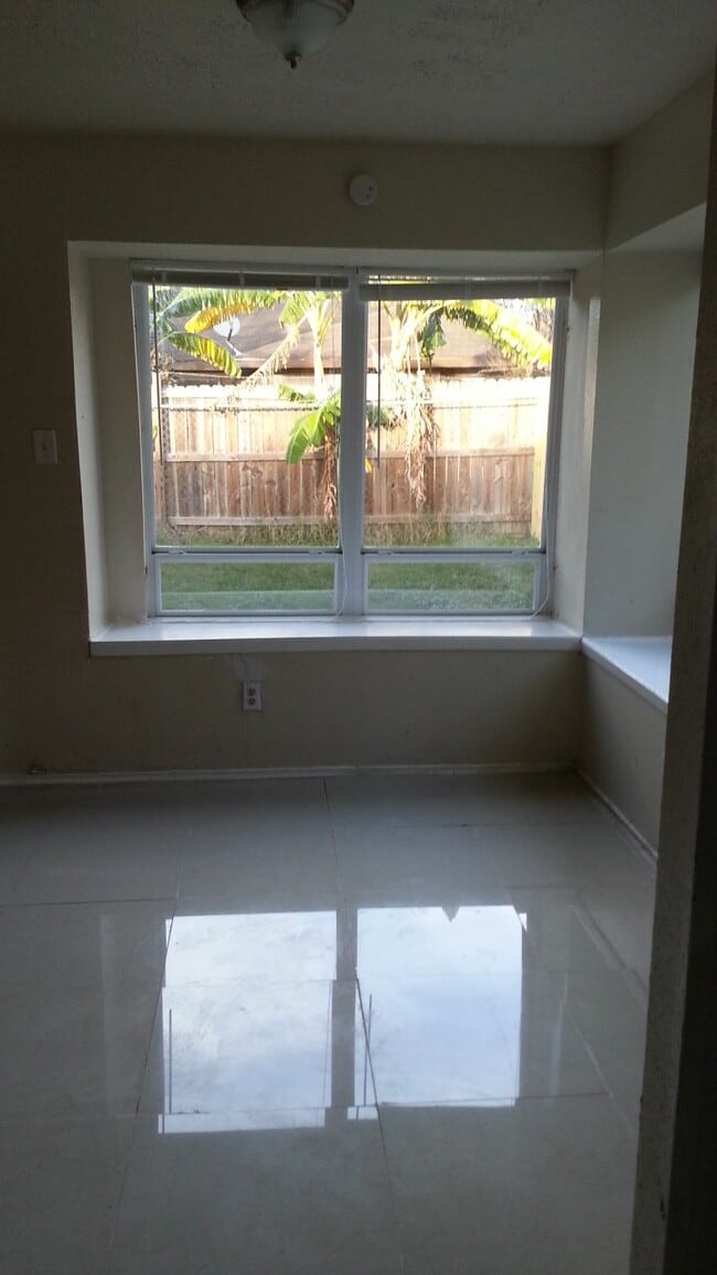 Building Photo - 15829 Ridgeroe Ln Rental