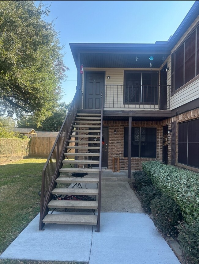 Building Photo - 709 Skylark Rd Unit 709-D Rental