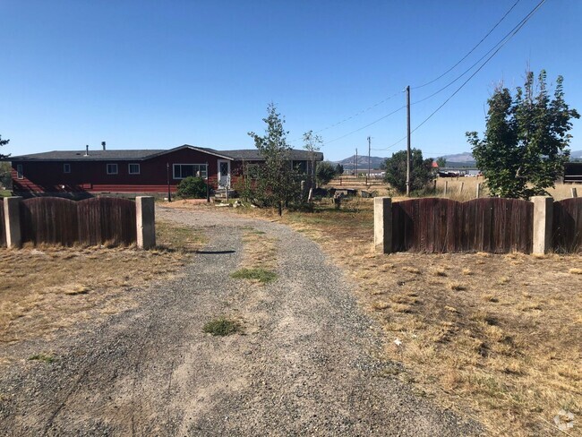 Building Photo - Animal Friendly 2 Bedroom Home on 2.5 Acre...