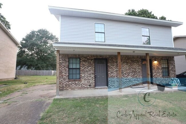 Building Photo - Fully renovated 2 bed 2 bath townhouse