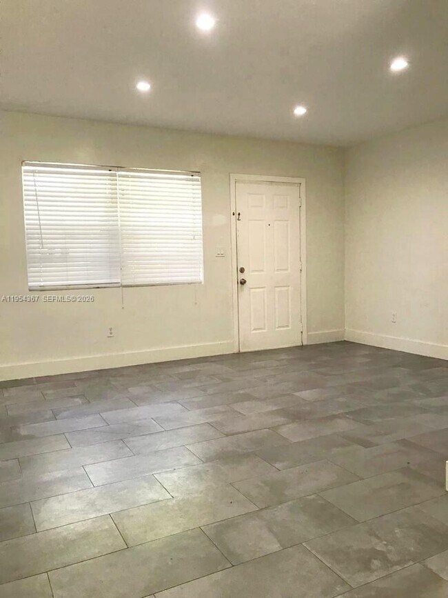 Photo - 17031 NE 21st Ave Unidad 11