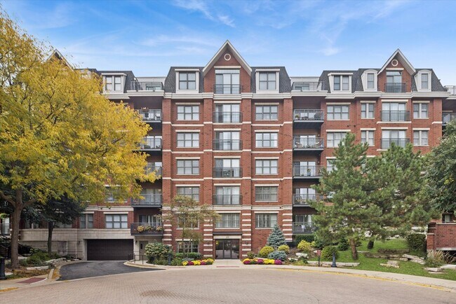 Building Photo - 255 E Liberty Dr